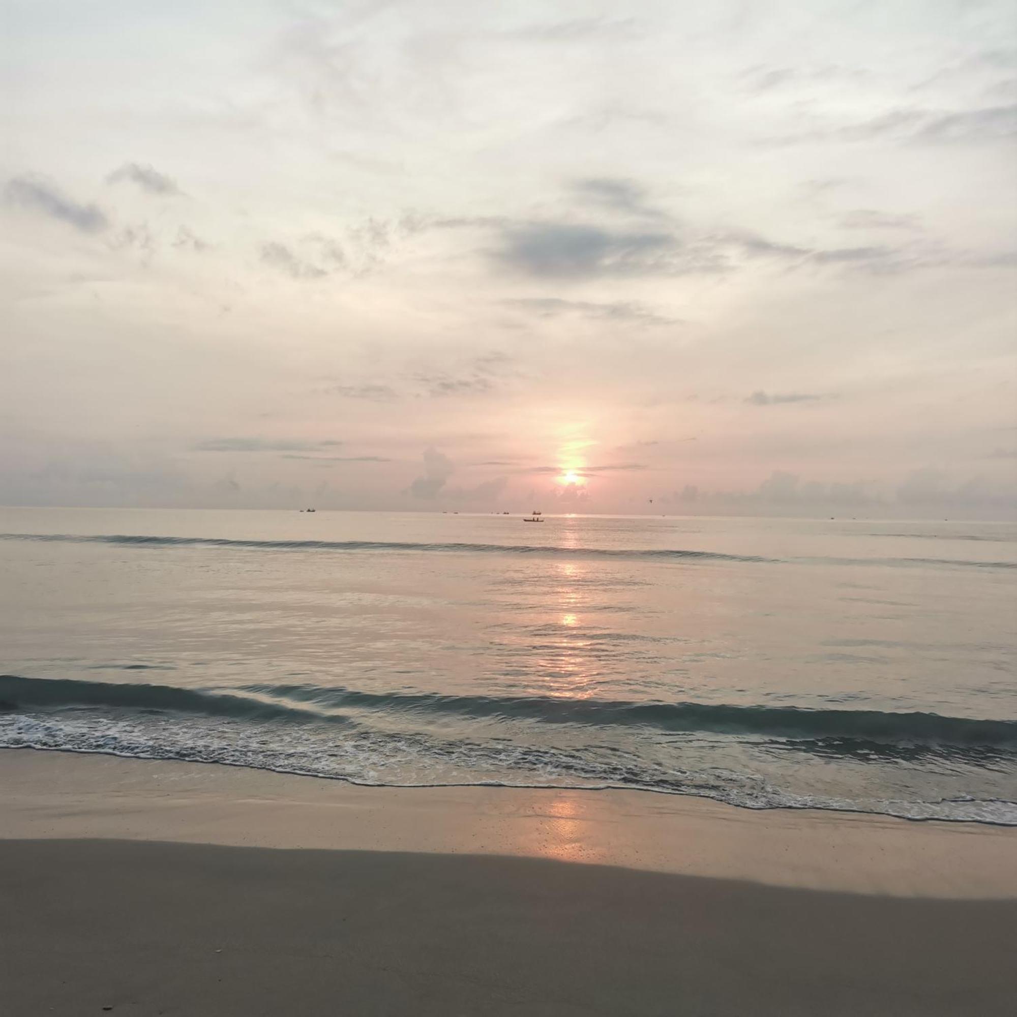 Surf Reef Beach Trincomalee Exterior photo